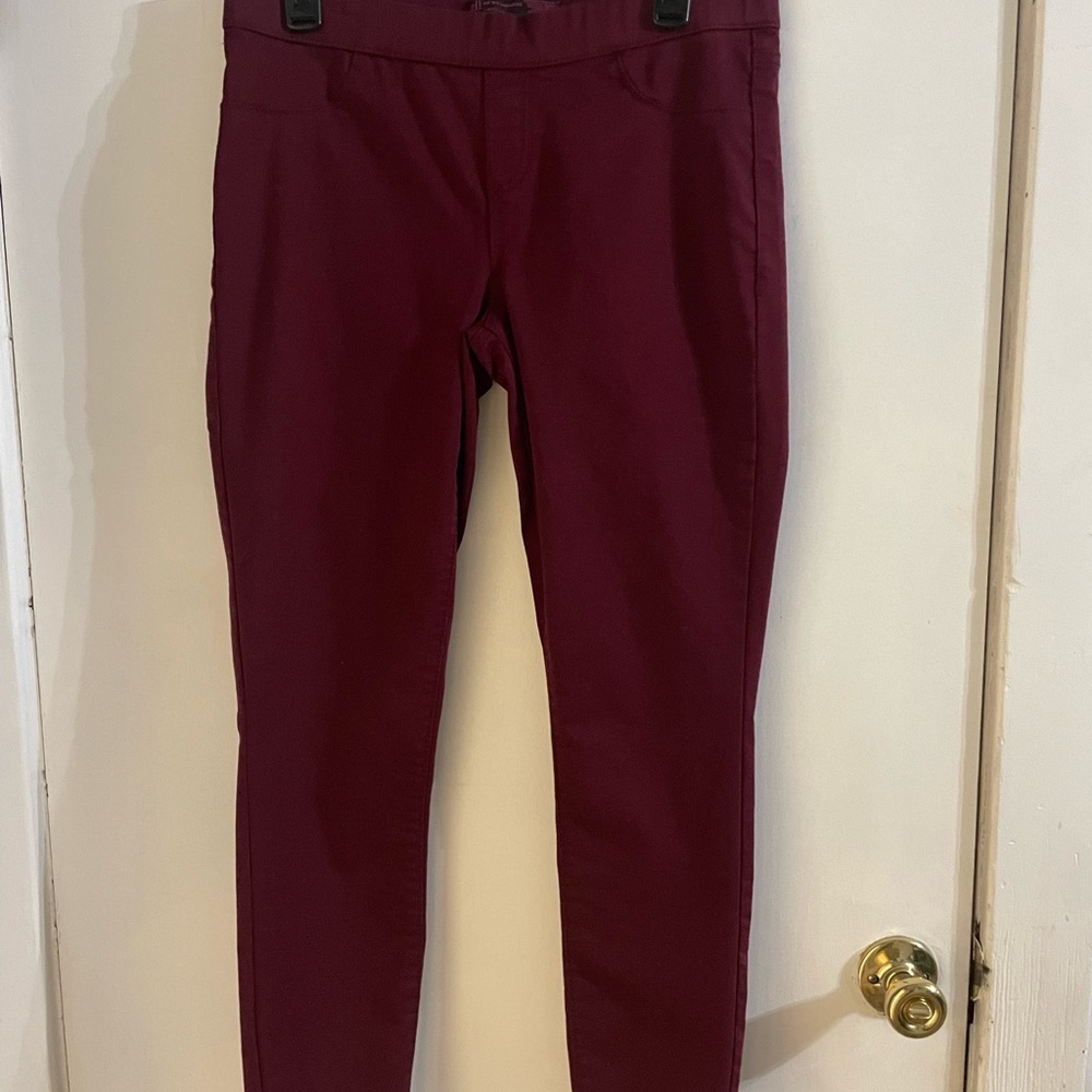 No Boundaries Burgund Jegging Style Pants in size Large 11-13